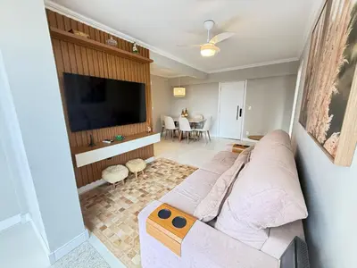 Uma televisão e/ou sistema de entretenimento em Ótimo Quadra Mar na Barra Sul em BC