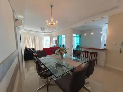 A planta de Amplo Apartamento em Meia Praia