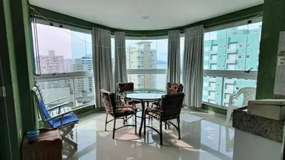A planta de Amplo Apartamento em Meia Praia