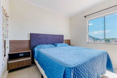 Uma cama ou camas num quarto em Apartamento a poucos metros da praia de Bombinhas