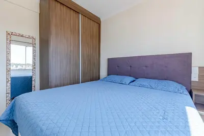 Uma cama ou camas num quarto em Apartamento a poucos metros da praia de Bombinhas