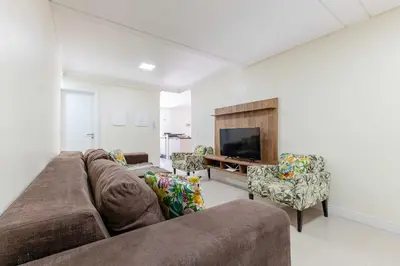 Uma televisão e/ou sistema de entretenimento em Apartamento a poucos metros da praia de Bombinhas