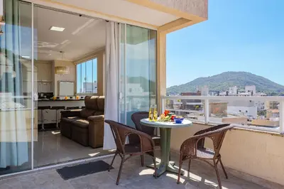 Uma vista geral da montanha ou uma vista da montanha a partir do apartamento