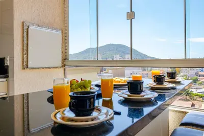 Uma vista geral da montanha ou uma vista da montanha a partir do apartamento