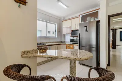 A cozinha ou kitchenette de Apto vista mar c/ churrasq. a 50m da Praia ATT0602