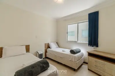 Uma cama ou camas num quarto em Apto vista mar c/ churrasq. a 50m da Praia ATT0602
