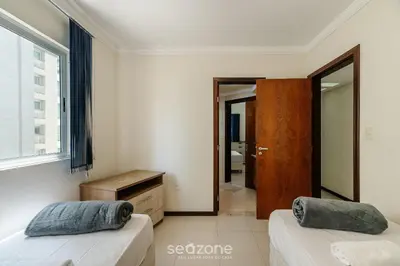 Uma cama ou camas num quarto em Apto vista mar c/ churrasq. a 50m da Praia ATT0602
