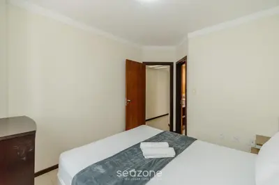 Uma cama ou camas num quarto em Apto vista mar c/ churrasq. a 50m da Praia ATT0602