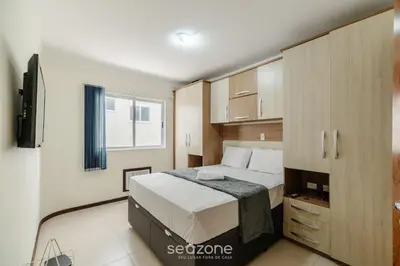 Uma cama ou camas num quarto em Apto vista mar c/ churrasq. a 50m da Praia ATT0602