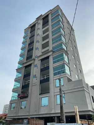 O edifício onde o apartamento está situado