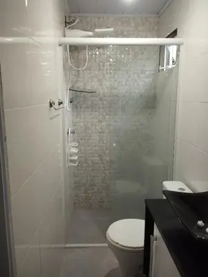 Uma casa de banho em Casa 500 metros praia do centro