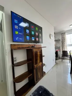 Uma televisão e/ou sistema de entretenimento em Residencial Mirante do Mar