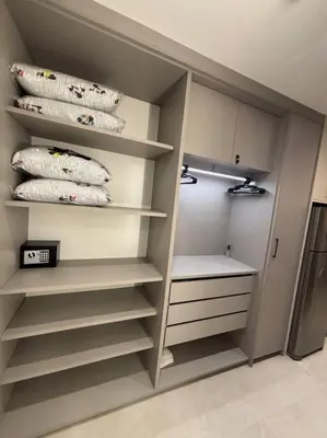 Uma cama ou camas num quarto em Apto com piscina aquecida perto do mar