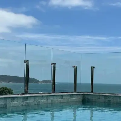 Apto com piscina aquecida perto do mar