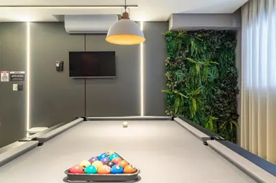 Uma mesa de bilhar em Elegance Apartamentos 1 quarto para 4 pessoas em Bombinhas
