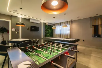 A sala de jogos em Elegance Apartamentos 1 quarto para 4 pessoas em Bombinhas