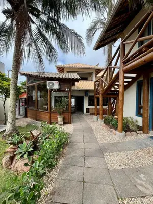 Um jardim no exterior de Pousada Sunny Coast