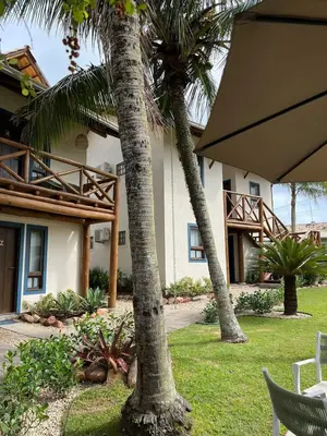 Um jardim no exterior de Pousada Sunny Coast