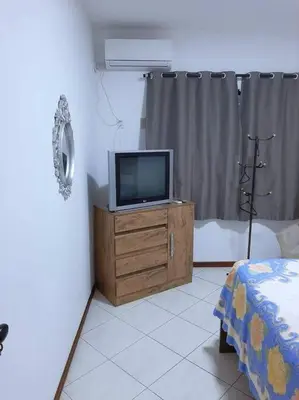 Uma televisão e/ou sistema de entretenimento em Apartamento Meia Praia - Portal das Flores