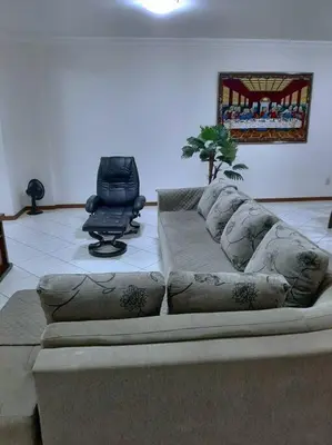 Uma área de estar em Apartamento Meia Praia - Portal das Flores