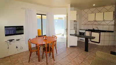 A cozinha ou kitchenette de 1019 Apartamento de um dormitório na quadra do mar