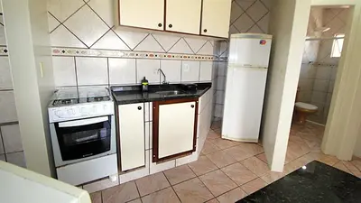 A cozinha ou kitchenette de 1019 Apartamento de um dormitório na quadra do mar