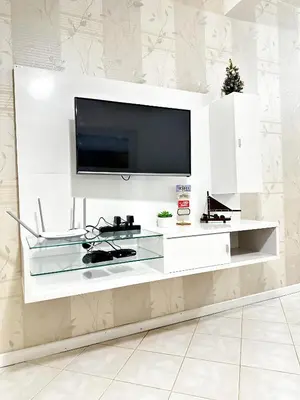 Uma televisão e/ou sistema de entretenimento em Apartamento em Condomínio Bromélias - Bombinhas SC