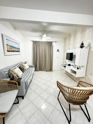 Uma televisão e/ou sistema de entretenimento em Apartamento em Condomínio Bromélias - Bombinhas SC