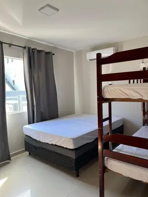 Uma cama ou camas num quarto em Pé na areia Apto Bombas