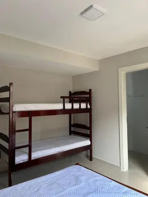 Uma cama ou camas num quarto em Pé na areia Apto Bombas