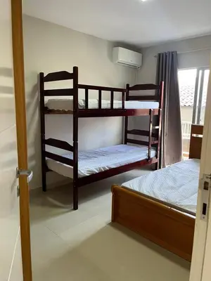 Uma cama ou camas num quarto em Pé na areia Apto Bombas