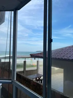 Uma vista do mar geral ou uma vista do mar a partir do apartamento