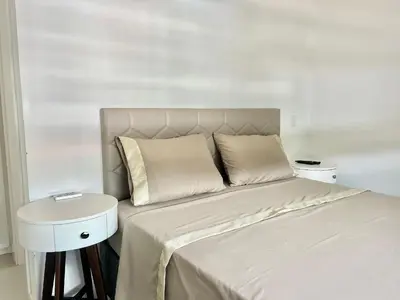Uma cama ou camas num quarto em Conforto! Apto com piscina no condomínio! PJ03I