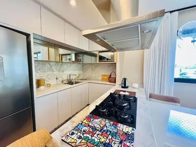 A cozinha ou kitchenette de Cobertura na Praia de Palmas, a apenas 300 metros do mar.