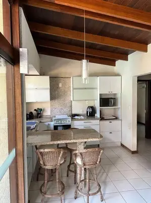 A cozinha ou kitchenette de Casa refúgio praia do Estaleiro