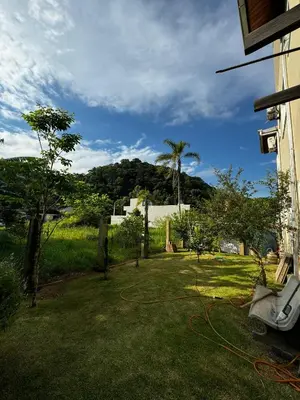 Um jardim no exterior de Casa com 3 quartos e piscina no Mariscal