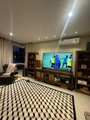 Uma televisão e/ou sistema de entretenimento em Casa com 3 quartos e piscina no Mariscal