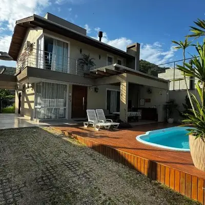 Casa com 3 quartos e piscina no Mariscal