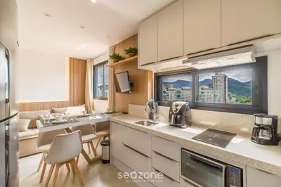 A cozinha ou kitchenette de MHF III - Apts Variados a 280m da Praia em Itapema
