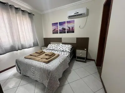 Uma cama ou camas num quarto em Apartamento lindo e confortável a 80 mt da praia de Bombas