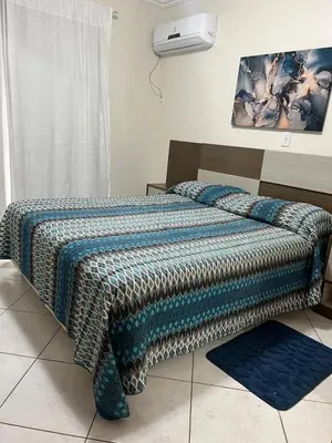 Uma cama ou camas num quarto em Apartamento lindo e confortável a 80 mt da praia de Bombas