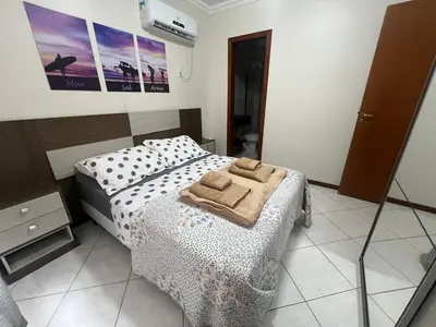 Uma cama ou camas num quarto em Apartamento lindo e confortável a 80 mt da praia de Bombas