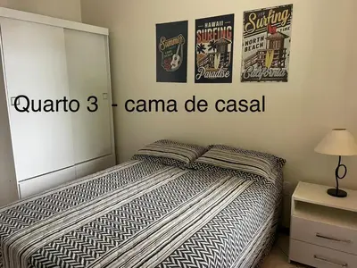 Uma cama ou camas num quarto em Apartamento lindo e confortável a 80 mt da praia de Bombas