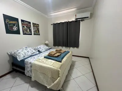 Uma cama ou camas num quarto em Apartamento lindo e confortável a 80 mt da praia de Bombas
