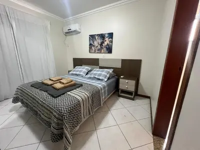 Uma cama ou camas num quarto em Apartamento lindo e confortável a 80 mt da praia de Bombas