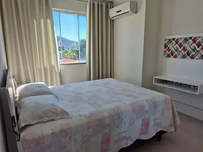 Uma cama ou camas num quarto em Apartamento encantador em Bombinhas