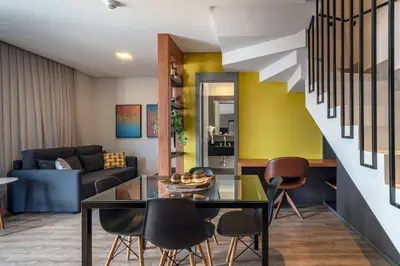 Uma área de estar em Aion 306 - Duplex compacto com 2 quartos - 50 metros do mar!