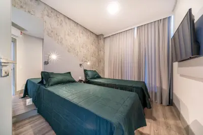 Uma cama ou camas num quarto em Aion 306 - Duplex compacto com 2 quartos - 50 metros do mar!
