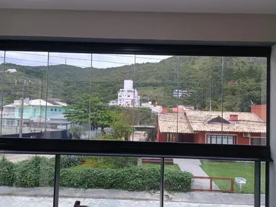 Uma vista geral da montanha ou uma vista da montanha a partir do apartamento