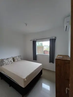 Uma cama ou camas num quarto em AP 01 praia de mariscal